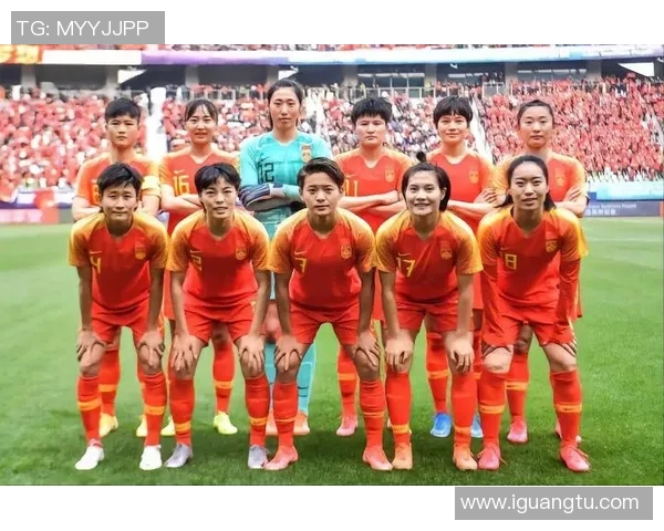 和女足球星合照的她是谁 揭开神秘人物背后的故事与身份 和女足球星合照的她是谁 揭开神秘人物背后的故事与身份