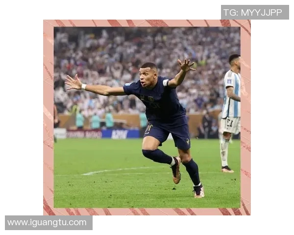 穿着经典老足球鞋的球星回顾与分析足球历史中的传奇足迹 穿着经典老足球鞋的球星回顾与分析足球历史中的传奇足迹