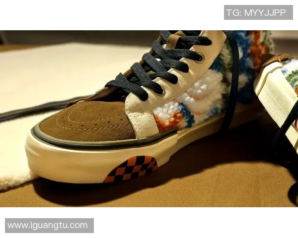 足球巨星私下街头穿搭大曝光 潮流与实用兼备引领时尚新风向 足球巨星私下街头穿搭大曝光 潮流与实用兼备引领时尚新风向